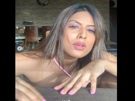 बिकिनी पहन रेत में नागिन की तरह खेलती निया शर्मा, इंटरनेट पर VIDEO वायरल, बेहद बोल्ड