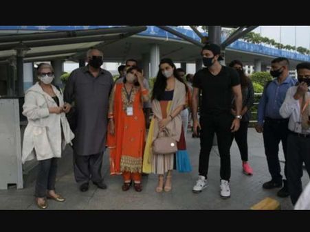 शूटिंग के लिए निकली लव रंजन के फिल्म की स्टारकास्ट- रणबीर कपूर, श्रद्धा कपूर, बोनी कपूर, डिंपल कपाड़िया, PICS