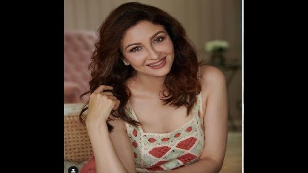 'भाबीजी घर पर है' फेम सौम्या टंडन का करीना के सांग पर गजब का डांस, दिखती हैं इतनी Hot