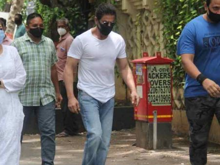 डॉन 3 के सेट पर हो?, नकली आदमी - दिलीप कुमार की मैय्यत से आई तस्वीर में शाहरूख खान की हुई आलोचना