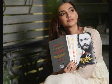 सोनम कपूर ने राकेश ओमप्रकाश मेहरा की ऑटोबायोग्राफी 'द स्ट्रेंजर इन द मिरर' का कवर किया रिलीज़!