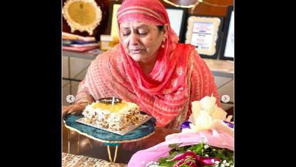 हिना खान ने मनाया दिवंगत पिता का जन्मदिन, रोते हुए मां ने काटा केट, देखिए भावुक VIDEO