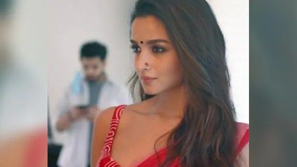 रॉकी और रानी की प्रेम कहानी से सामने आया आलिया भट्ट का लुक, इस खूबसूरत अंदाज में आएंगी नजर