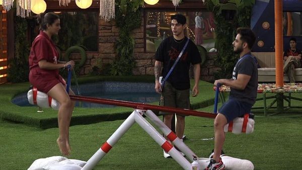 बिग बॉस ओटीटी : नेहा भसीन और दिव्या अग्रवाल की बहस, घरवालों को दिया बिग बॉस ने ये मजेदार टास्क