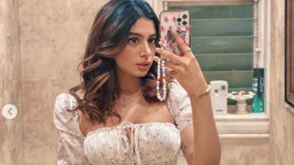 रिया कपूर की वेडिंग रिसेप्शन पार्टी से खुशी कपूर ने शेयर की बाथरूम सेल्फी, धड़ाधड़ हो रही वायरल