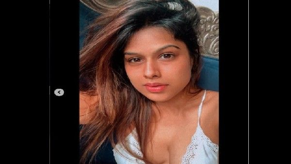 निया शर्मा नो मेकअप लुक में सफेद ड्रेस पहन दिखीं इतनी HOT, देखने वाला देखता रह गया