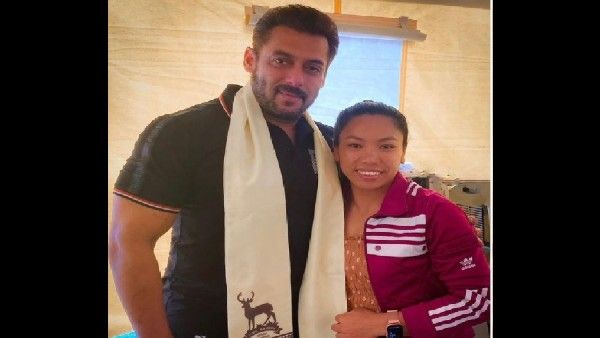 सलमान खान ने मीराबाई चानू के साथ शेयर की फोटो,ट्रोलर ने उड़ाया मजाक-भाई के शॉल पर काला हिरण !