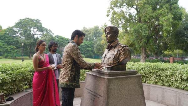 सिद्धार्थ मल्होत्रा, कियारा आडवाणी ने राष्ट्रीय युद्ध स्मारक में कैप्टन विक्रम बत्रा को दी श्रद्धांजलि- Pics