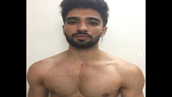 Bigg Boss OTT में जीशान खान के साथ मारपीट, बेघर होने के बाद दिखाई चोट, फैंस ने मांगा इंसाफ !