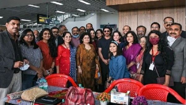 शाहरुख खान पुणे में कर रहे हैं अटली की फिल्म की शूटिंग? मेट्रो स्टाफ के साथ वायरल हुईं तस्वीरें!