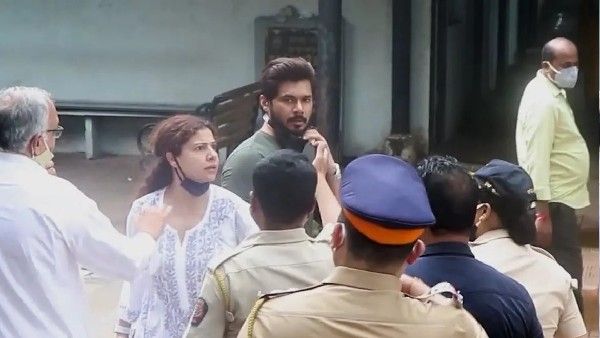 सिद्धार्थ शुक्ला के अंतिम संस्कार में पुलिस ने संभावना सेठ के पति अविनाश को मारा थप्पड़, Video वायरल