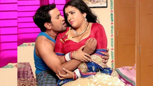 लाल जोड़े में निरहुआ से बोलीं आम्रपाली दुबे- 'लज्जाए काहे'- वायरल हुआ वीडियो
