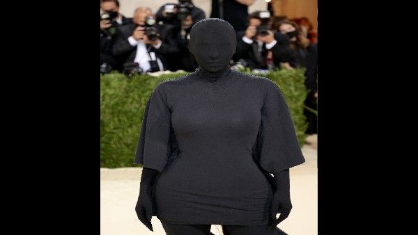 मेट गाला 2021: किम कर्दाशियां ने चेहरे को काले कपड़े से छिपाया, करीना खान हैरान, फैंस ने बनाया मीम्स