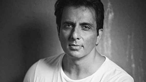 सोनू सूद के 6 ऑफिस पर इनकम टैक्स विभाग का छापा, अकाउंट में मिली गड़बड़ी, 130 करोड़ की संपत्ति