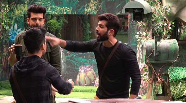 Bigg Boss 15: बिग बॉस के आदेश के बाद जय भानुशाली- प्रतीक सहजपाल के बीच लड़ाई , देखिए VIDEO