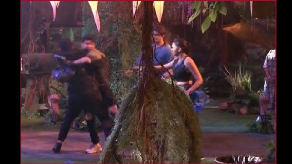Bigg Boss 15 VIDEO: निशांत भट्ट के बाद प्रतीक को करण कुंद्रा ने उठाकर पटका, फैंस का भड़का गुस्सा