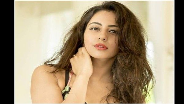 रुकुल प्रीत ने रेड स्विमसूट में दिखाया बोल्ड अंदाज, देखिए सबसे HOT वॅाटर बेबी का वीडियो