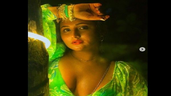 शार्ट स्कर्ट में रश्मि देसाई ने दिखाया अपना ऐसा रंग, फैंस ने बोला जबरदस्त पटाखा ।
