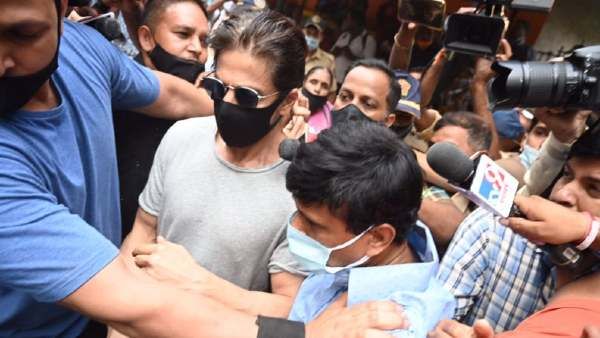 बेटे आर्यन से मिलने जेल पहुंचे शाहरुख खान- बाहर जमा हुए कैमरामैन पर भड़के हंसल मेहता, पूजा भट्ट, सोनू सूद