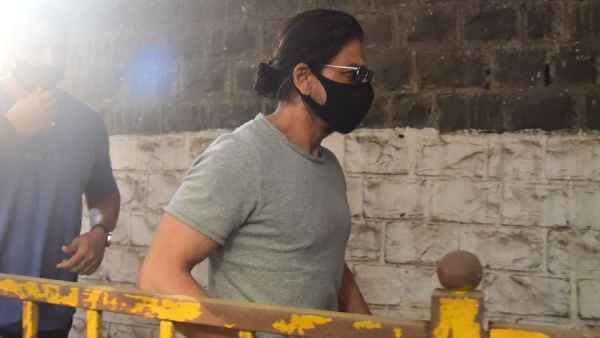 आर्यन खान को आर्थर रोड जेल लेने पहुंचे शाहरूख खान, निराश होकर लौटना पड़ा, सज कर तैयार है मन्नत