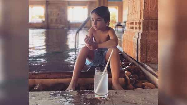 Pic: पूल किनारे अपनी ड्रिंक के साथ Chill कर रहे हैं नन्हें तैमूर, करीना कपूर खान ने शेयर की तस्वीर