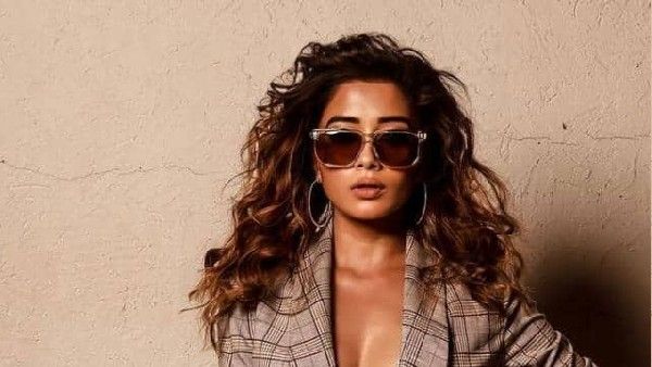 बिना टॅाप के सिर्फ जैकेट के साथ टीना दत्ता ने कराया सबसे सेक्सी फोटोशूट, अकेले में देखिए