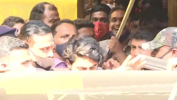 जेल से रिहा हुए आर्यन खान, पिता शाहरुख खान की गाड़ी में बैठकर पहुंचे मन्नत- फैंस का उमड़ा हुजूम-VIDEO