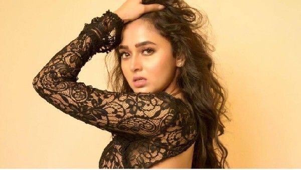 Bigg Boss 15: कौन हैं बिग बॉस 15 की कंटेस्टेंट तेजस्वी प्रकाश, करियर से लेकर पर्सनल लाइफ- जानें Details