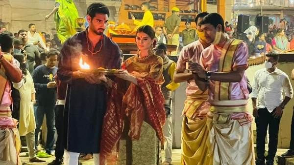 अहान शेट्टी और तारा सुतारिया गंगा आरती करने पहुंचे वाराणसी, फिल्म 'तड़प' के लिए लिया आशीर्वाद, देंखें PICS