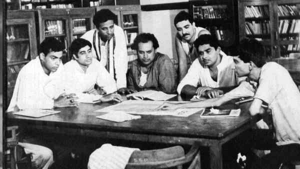अमिताभ बच्चन ने बॉलीवुड में पूरे किए 52 साल, पहली फिल्म सात हिंदुस्तानी के लिए मिले थे 5000 रूपये