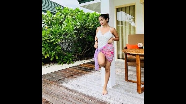 19 साल की अनुष्का सेन का मालदीव में HOT वेकेशन, बैकलेस बिकिनी में कातिलाना तस्वीरें