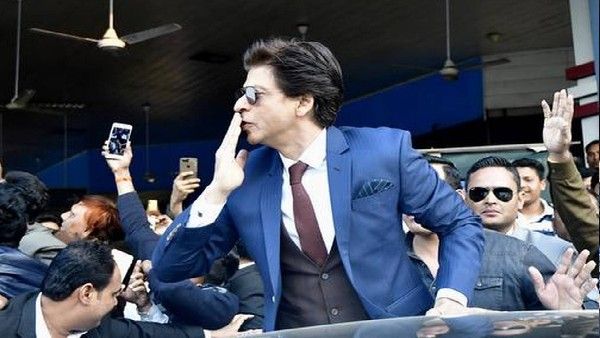 शाहरुख खान के जन्मदिन पर फैंस ने मचाई धूम, ट्विटर पर ट्रेंड हुआ 'हैशटैग हैप्पी बर्थडे शाहरुख'