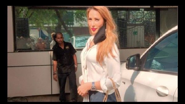 गाड़ी में बैठी सलमान खान की दोस्त यूलिया वंतूर के साथ सड़क पर लड़कियों ने की ऐसी हरकत VIDEO