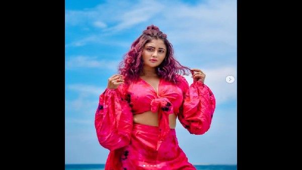 Bigg Boss 15 में एंट्री से पहले रश्मि देसाई का सेक्सी फोटोशूट, फैंस ने बोला आग लगा दी