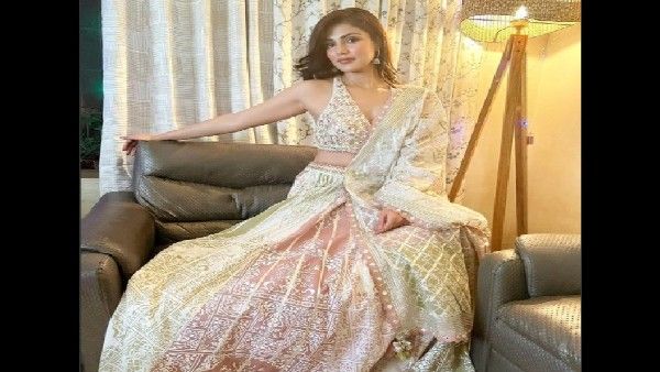 पटाखा बनकर रिया चक्रवर्ती का कातिलाना अंदाज, ब्रालेट टॅाप में करावाय गजब काफोटोशूट 