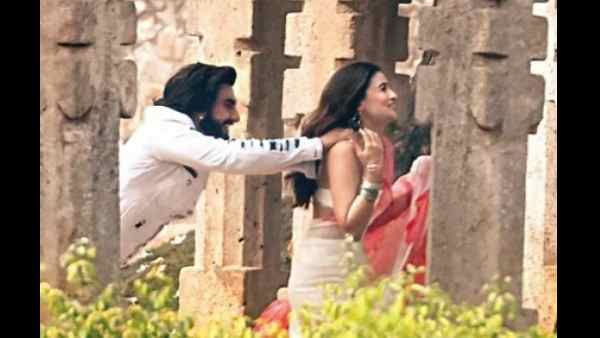 रॉकी और रानी की प्रेम कहानी के सेट से लीक हुई तस्वीरें - कुतुब मीनार पर मस्ती के मूड में दिखे रणवीर - आलिया