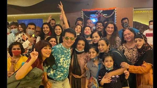 साजिद नाडियाडवाला ने 'सूर्यवंशी' का एक पूरा शो किया बुक, फैमिली और टीम के साथ देखी फिल्म!
