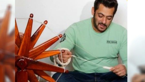 अंतिम के प्रमोशन के लिए गांधी आश्रम पहुंचे सलमान खान, चरखा चलाते सामने आई तस्वीर