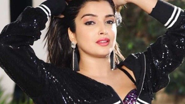 भोजपुरी एक्ट्रेस आम्रपाली दुबे का बिकिनी Video इंटरनेट पर छाया, पानी में लगाई आग, तेजी से वायरल