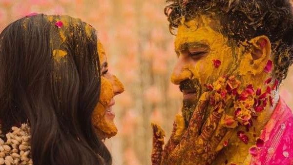 Katrina kaif haldi photos: कैटरीना कैफ ने पति विकी को प्यार से लगाई हल्दी, कौशल परिवार की बहू के साथ मस्ती