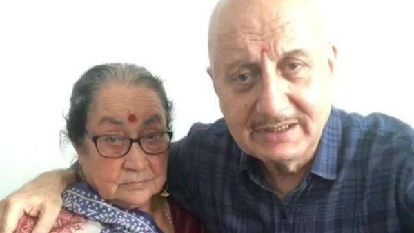 अनुपम खेर की माँ दुलारी ने खोली पोते सिकंदर के बचपन की पोल, वीडियो वायरल!
