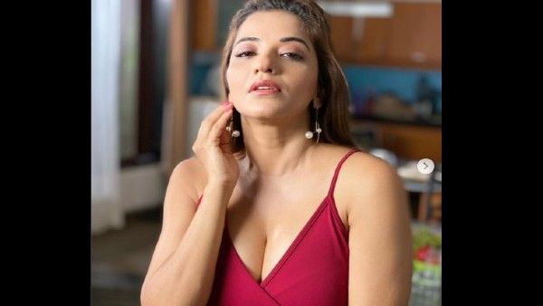 भोजपुरी एक्ट्रेस मोनालिसा ने क्रिसमस पर शॉर्ट ड्रेस में शेयर की सेक्सी फोटो, किया कमली डांस VIDEO