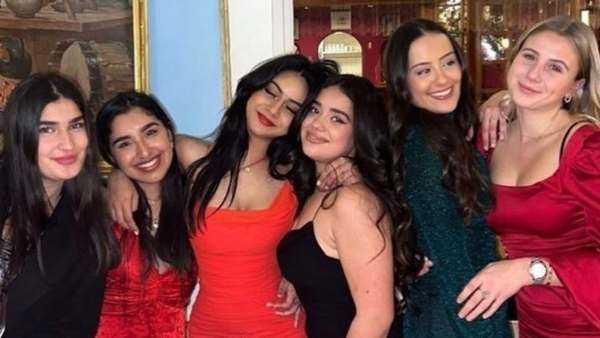 दोस्तों के साथ पार्टी करती दिखीं अजय देवगन- काजोल की बेटी नीसा, ग्लैमरस अंदाज, यहां देंखे तस्वीरें