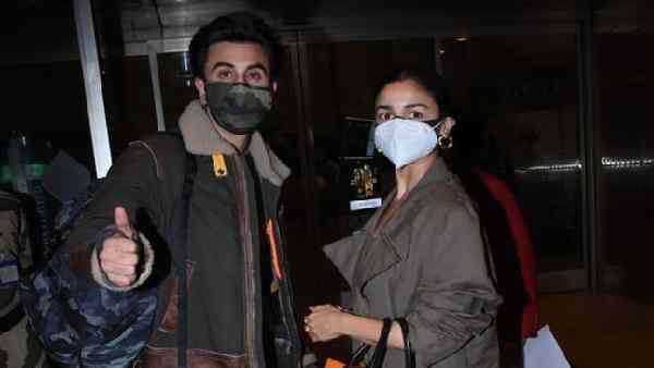 Pics: 2022 का स्वागत यूं कर रहे हैं रणबीर - आलिया, जानिए 2021 में लगभग 3 शादियां के अलावा क्या किया