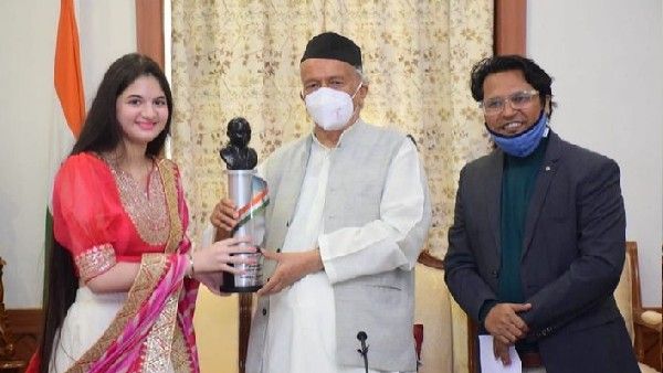 बजरंगी भाईजान की 'मुन्नी' हर्षाली मल्होत्रा को मिला 'भारत रत्न डॉ अंबेडकर पुरस्कार', इनको किया सपर्पित!