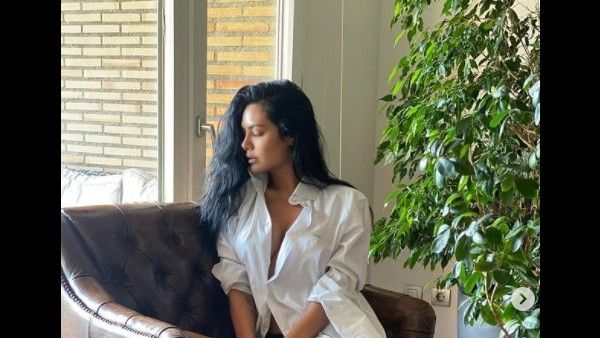 कोरोना पॅाजिटिव ईशा गुप्ता ने क्वांरटाइन में शेयर की सिर्फ शर्ट में फोटो, लोगों ने बोला इतनी सेक्सी