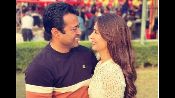 41 साल की किम शर्मा ने लिएंडर पेस के साथ डिज्नी पार्क में किया रोमांस,इंटरनेट पर छाईं PHOTOS