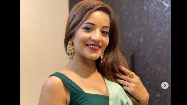 भोजपुरी एक्ट्रेस मोनालिसा ने बिकिनी में पति के साथ हुईं सबसे HOT, वायरल हुआ देसी बवाल लुक