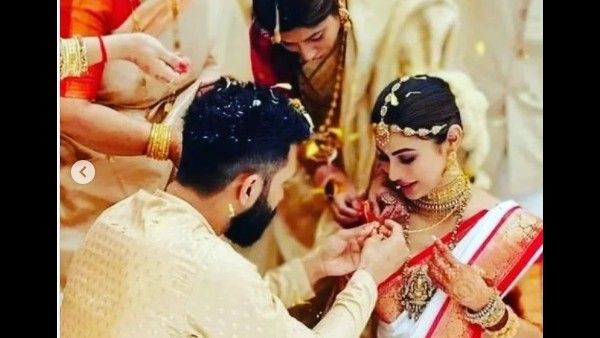 Mouni Roy Wedding फोटो: सूरज नांबियार की पत्नी बनीं मौनी रॅाय, रेड बॉर्डर साड़ी में बेहद खूबसूरत