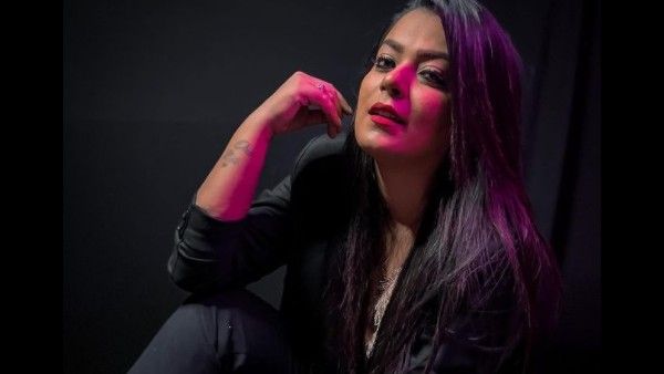 भोजपुरी एक्ट्रेस निधि झा ने गाड़ी में बैठ कराया कातिलाना फोटोशूट, Video देख फैंस घायल